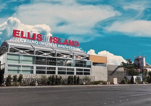 Ellis Island Hotel, Casino & Brewery (Village Pub & Cafe)