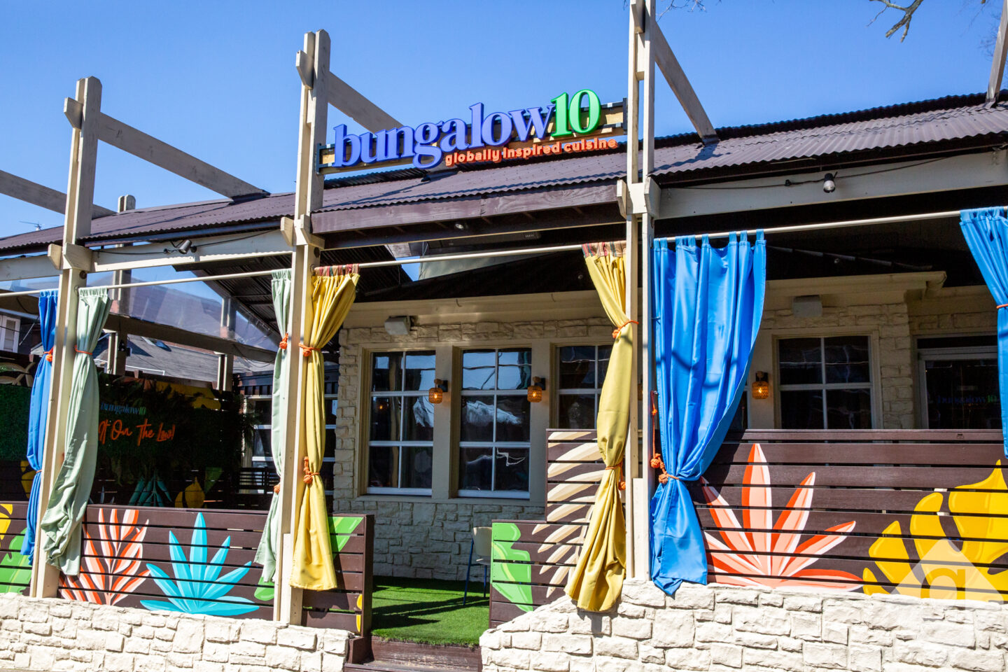 Bungalow 10 Dining