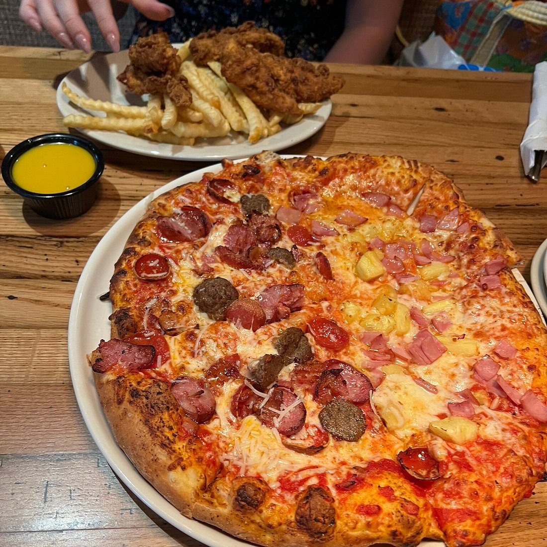 Splitsville Luxury Lanes signature dishes Pizza
Sushi Rolls
Burgers