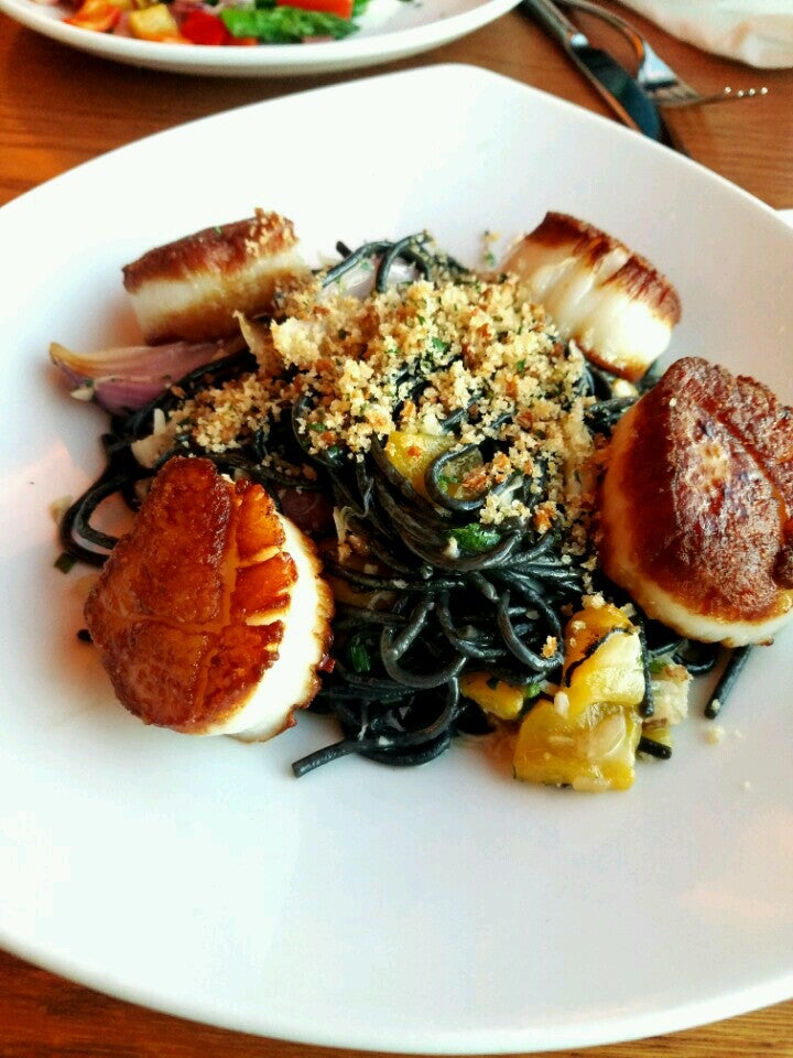 Ray's Boathouse signature dishes Dungeness Crab Cake
Alaskan King Crab Legs
Puget Sound Mediterranean Mussels