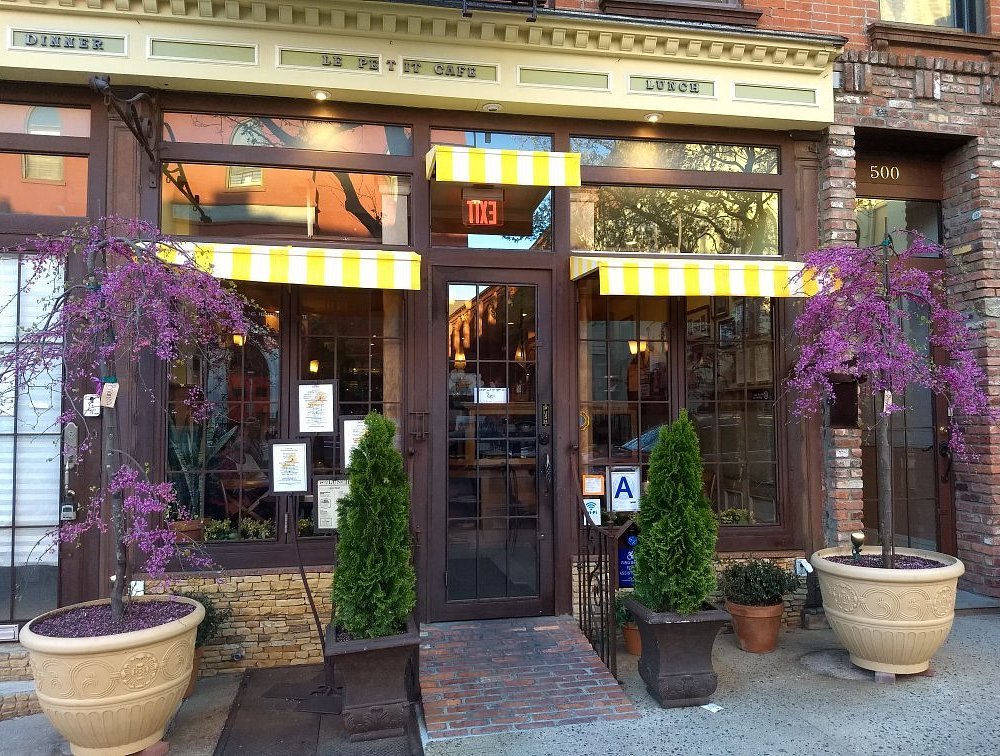 Le Petit Cafe